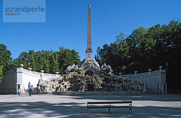 Österreich  Wien  Obeliskenbrunnen im Schloss Schonbrunn mit leerer Bank im Vordergrund