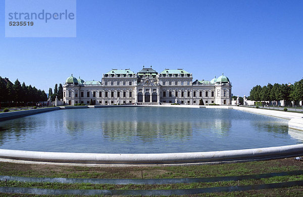 Österreich  Wien  Schloss Belvedere  Blick auf Schloss Oberes Belvedere mit Wasserbecken im Vordergrund