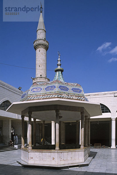 Pavillon im Innenhof einer Moschee