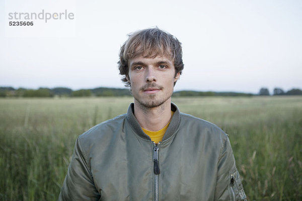 Profil des im Feld stehenden Mannes