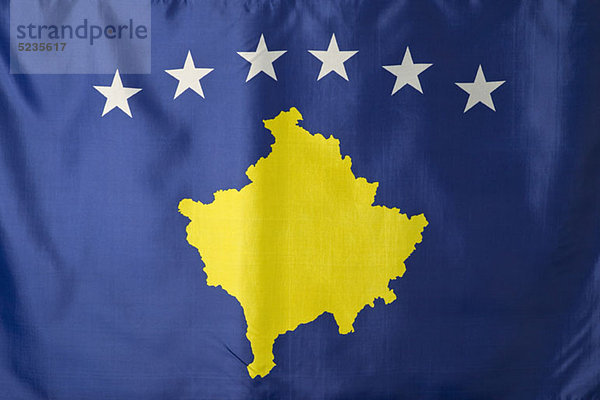 Kosovo-Flagge  blau mit einer goldbedeckten Karte des Kosovo unter einem Bogen von sechs weißen Sternen