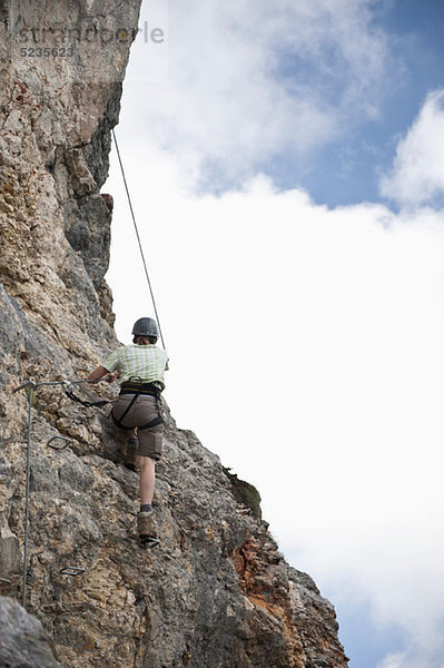 Person  die am Wetterstein  Tirol  Österreich  klettert
