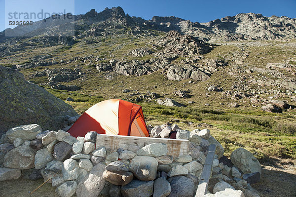 Zelt umgeben von Felsen auf dem Wetterstein  Tirol  Österreich