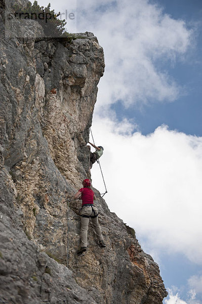 Zwei Personen klettern am Wetterstein  Tirol  Österreich