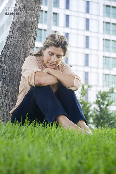 Frau im Gras sitzend  ruhend