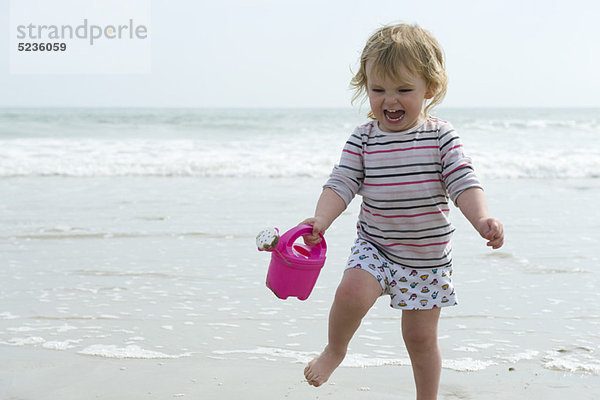 Kleinkind Mädchen beim Spaß am Strand