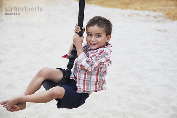 schaukeln  schaukelnd  schaukelt  schwingen  schwingt schwingend  Junge - Person  Spielplatz  spielen  Schaukel