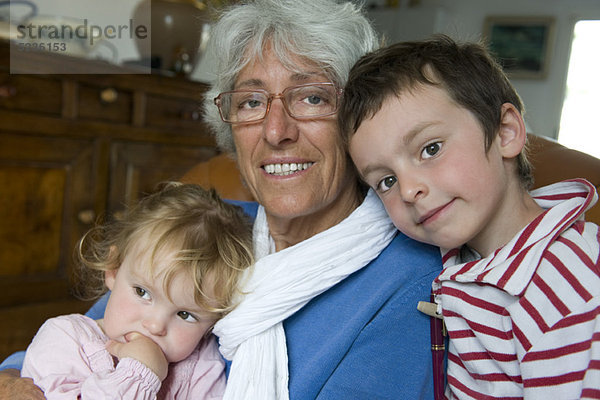 Großmutter mit jungen Enkeln  Portrait