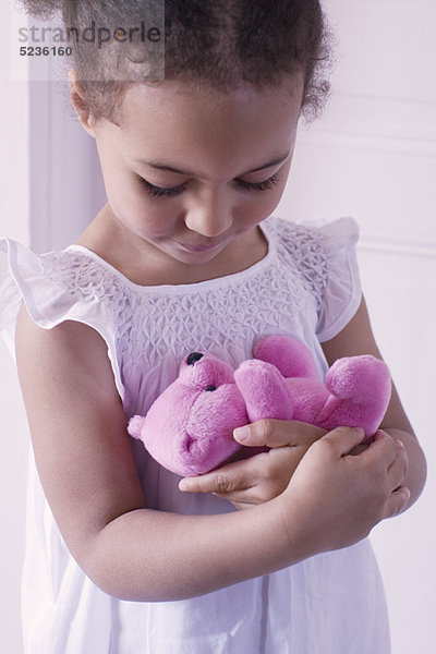Kleines Mädchen mit Teddybär in der Hand