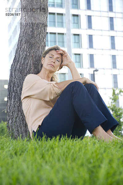 Frau im Gras sitzend  ruhend