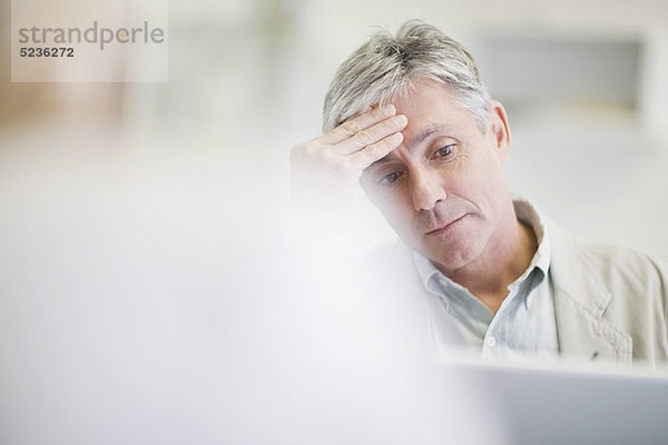 Gestresster Geschäftsmann bei der Arbeit im Büro