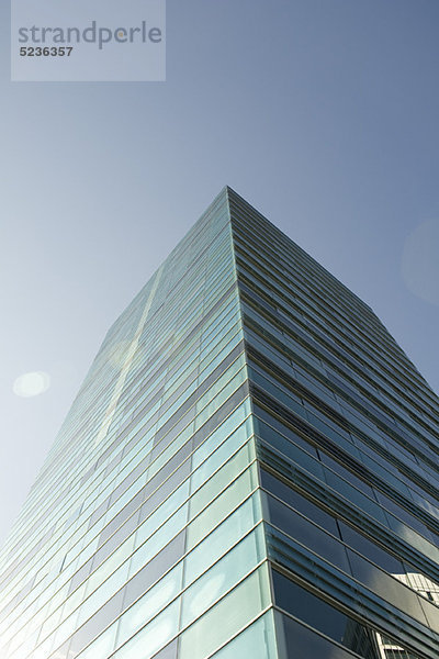 Modernes Bürogebäude  niedriger Blickwinkel