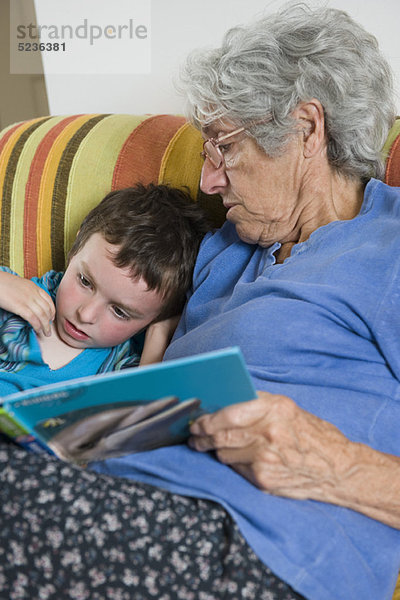 Großmutter und Enkel lesen gemeinsam Buch