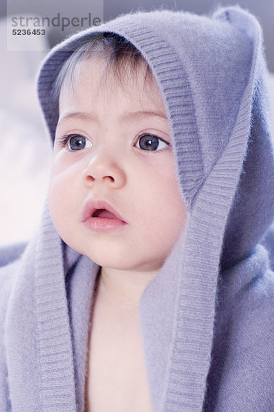 Baby Mädchen mit blauer Decke  Portrait