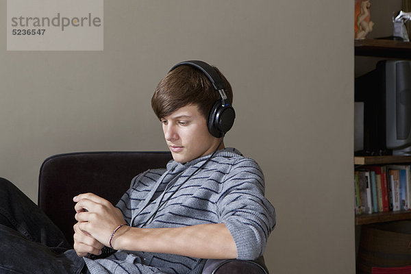 Jugendlicher  zuhören  Junge - Person  Kopfhörer