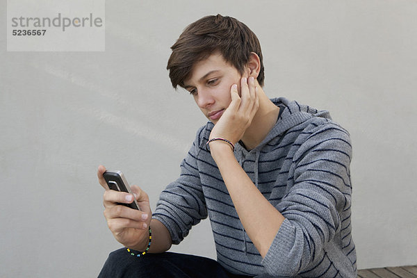 Teenager-Junge mit Handy