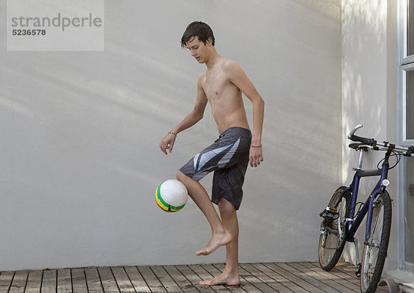 Jugendlicher Junge - Person Fußball Ball Spielzeug spielen