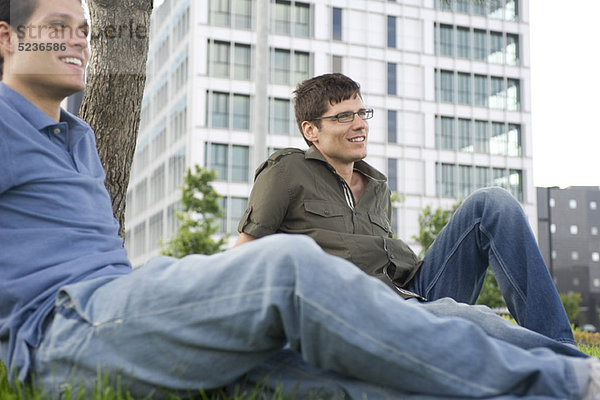 Männer entspannen sich auf Rasen