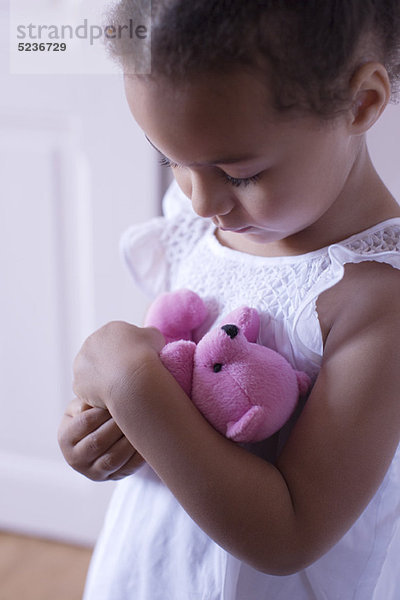 Kleines Mädchen mit Teddybär in der Hand