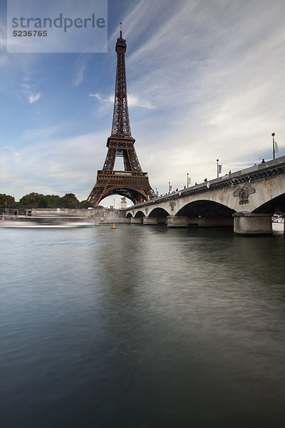Seine  Eiffelturm und Pont d'Iéna  Paris  Frankreich