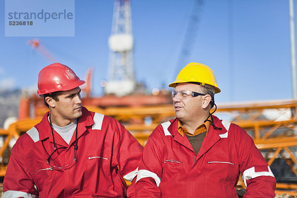 Arbeiter im Gespräch auf der Bohrinsel