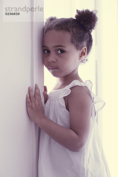 Kleines Mädchen in weißem Kleid  Portrait
