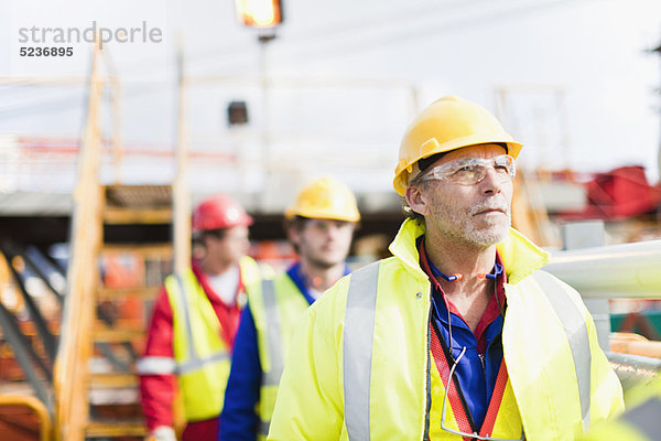 Arbeiter  die auf einer Ölplattform laufen