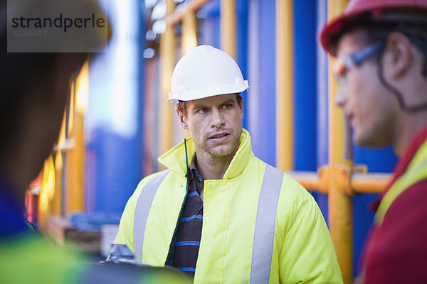 Arbeiter im Gespräch auf der Bohrinsel