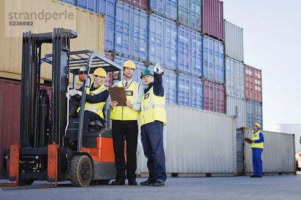 Arbeiter sprechen in der Schiffswerft