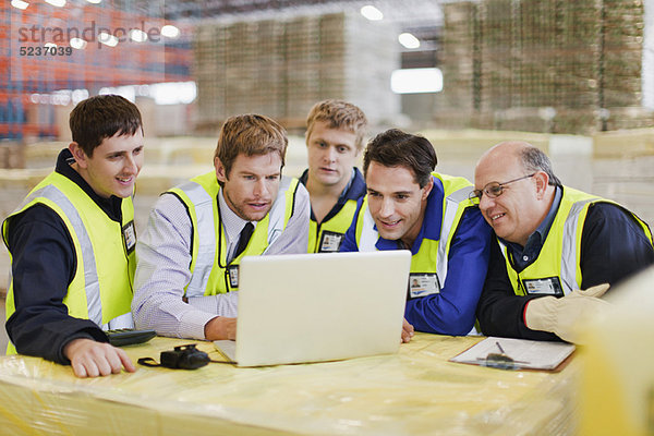 Mitarbeiter mit Laptop im Lager