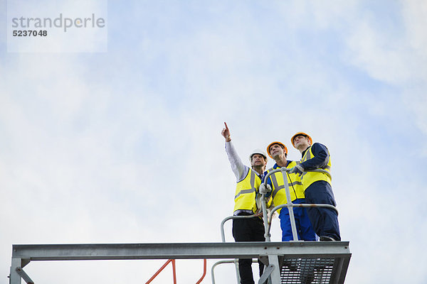 Arbeiter mit Blick auf die Baustelle