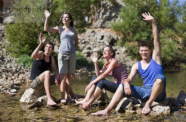 Jugendlicher  Felsen  Fluss  winken