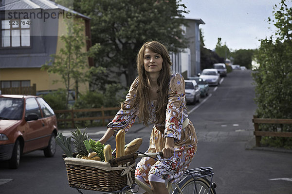 Fahrradfrau in der Stadt