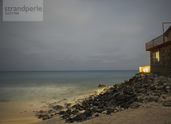 beleuchtet Felsen Strand Gebäude