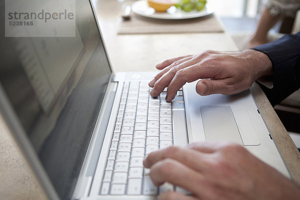 Nahaufnahme des Geschäftsmannes mit dem Laptop