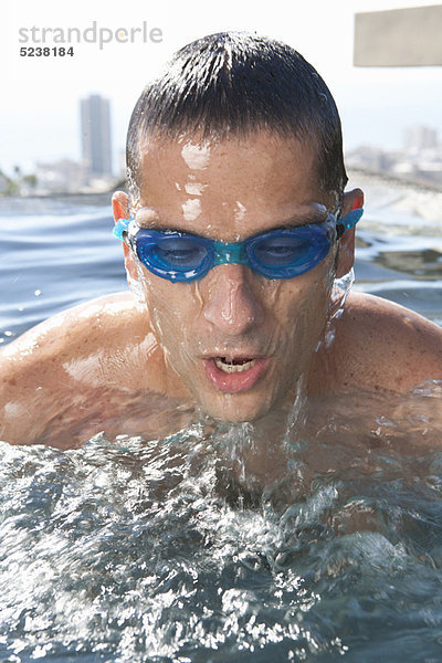 Mann Schutzbrille Schwimmbad Kleidung