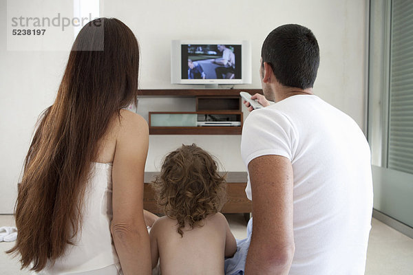 Familie beim gemeinsamen Fernsehen