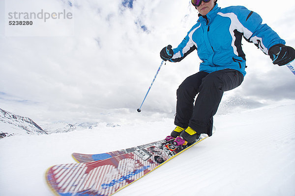 Frau beim Skifahren am verschneiten Berghang