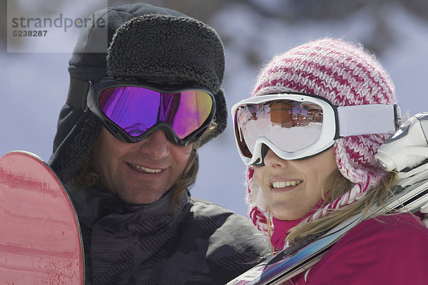 Lächelndes Paar mit Skibrille