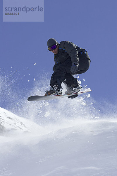 Snowboarder beim Tricksen auf der Piste