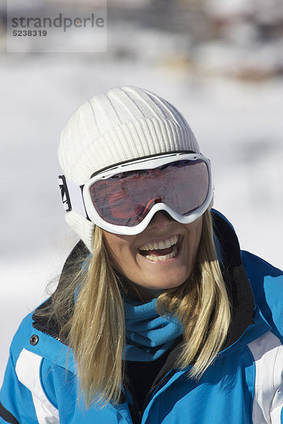 Lächelnde Frau mit Skibrille