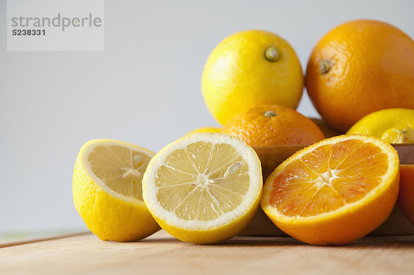 Geschnittene Orangen und Zitronen