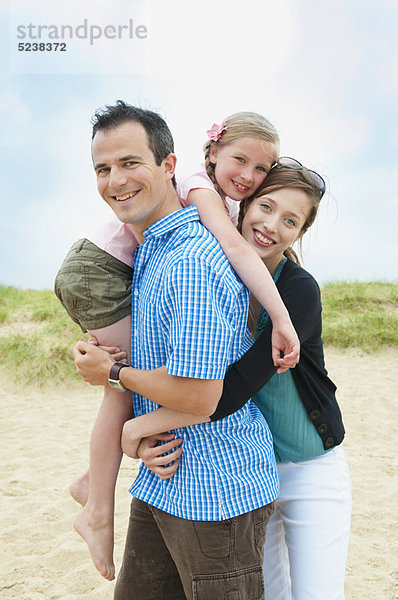 Familienumarmung am Strand