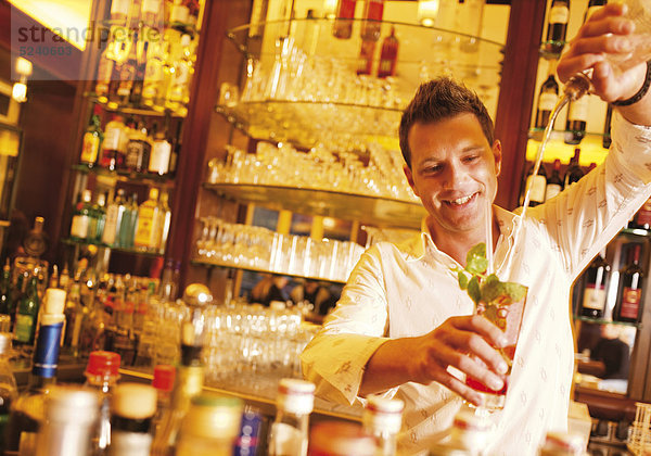 Barkeeper mixt Cocktail