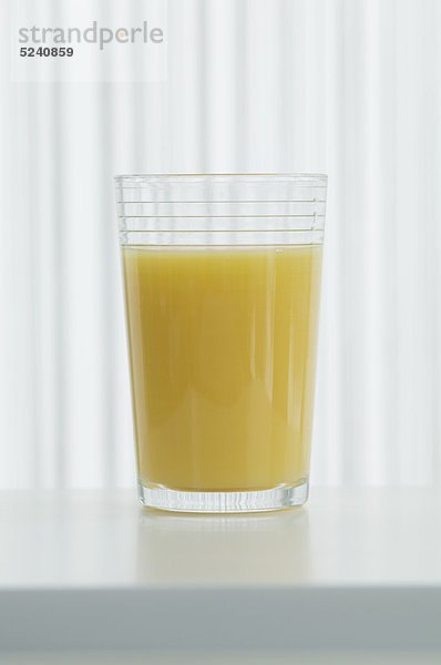 Glas Orangensaft auf dem Tisch  Nahaufnahme