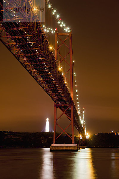 Europa  Portugal  Lissabon  Blick auf Hängebrücke mit Tejo bei Nacht