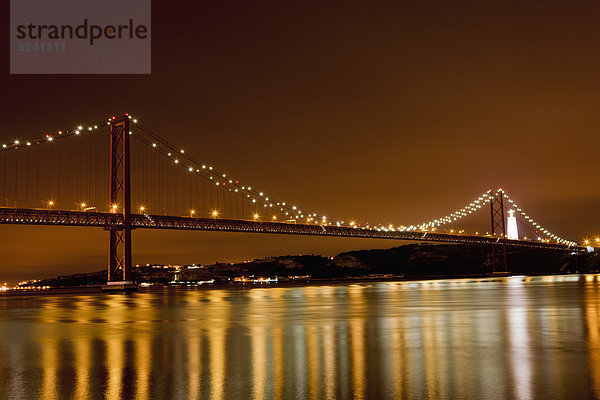 Europa  Portugal  Lissabon  Blick auf Hängebrücke mit Tejo bei Nacht