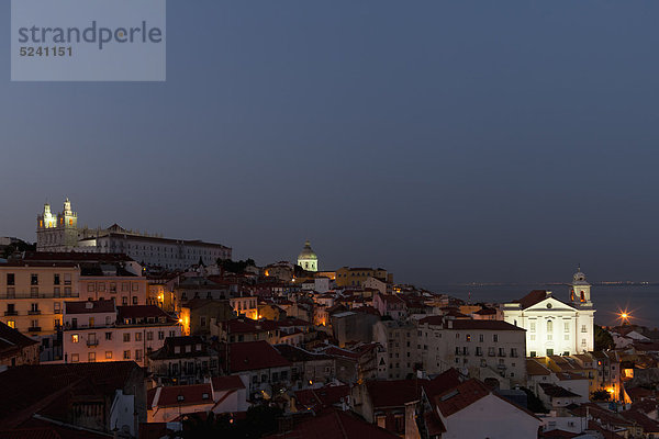 Europa  Portugal  Lissabon  Alfama  Stadtansicht mit Kirche von Sao Vicente de Fora und Kirche von Santo Estevao bei Nacht