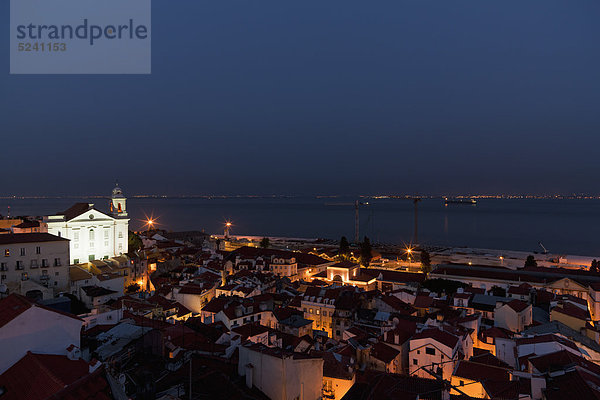 Europa  Portugal  Lissabon  Alfama  Stadtansicht mit Kirche von Sao Vicente de Fora und Kirche von Santo Estevao bei Nacht