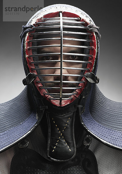 Kendo-Kämpfer mit Schutzmaske  Porträt